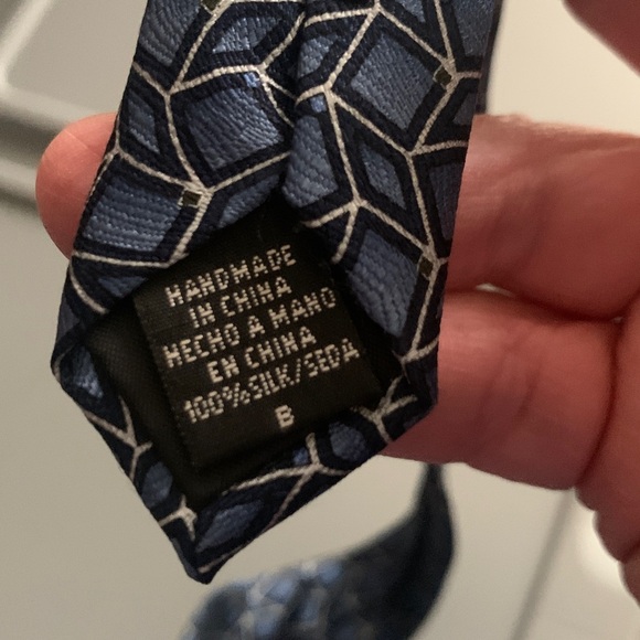 👀 Like New Men’s Handmade 100% Silk Tie w/Blue, Black & White Geometric Design - Picture 4 of 4